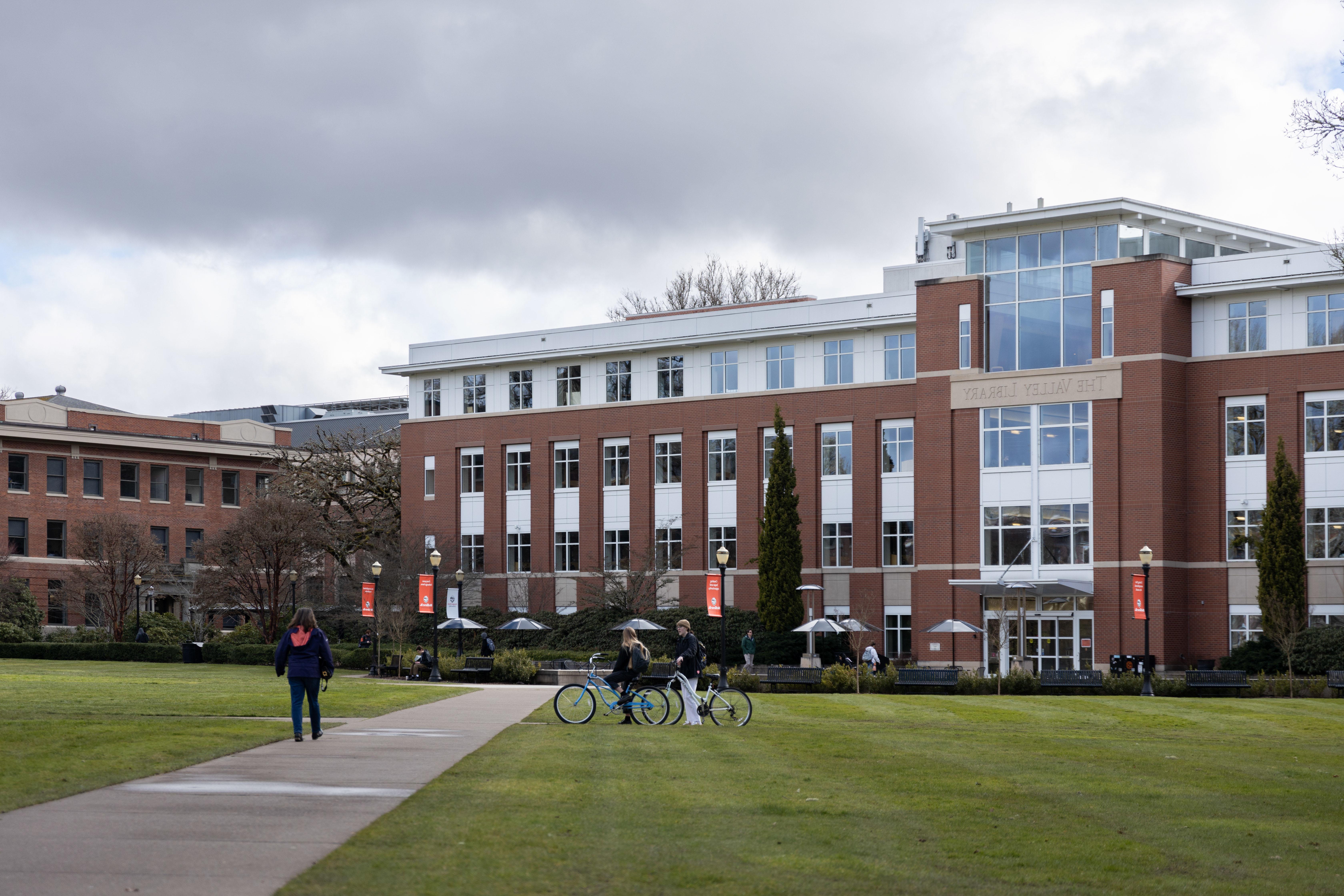 Students walk to the Valley Library on a winter day.